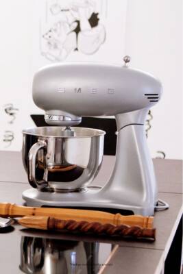 Smeg SMF02SVEU Silver 800 Watt 4.8 Litre Stand Mikseri - 1
